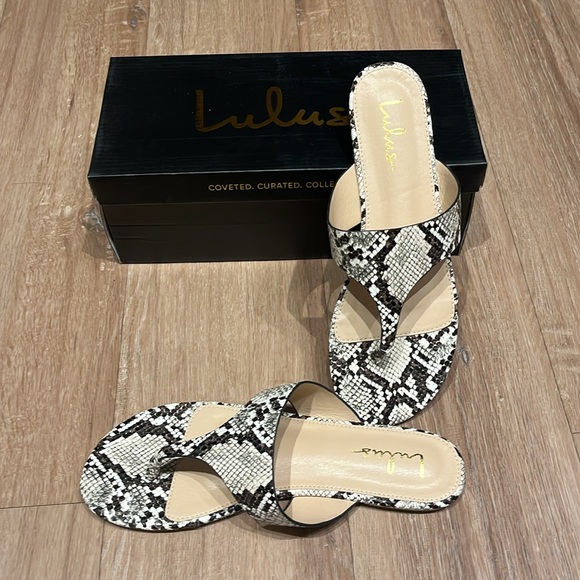 NWT Mylee Natural Snake-Embossed Flat Thong Sandals - Picture 3 of 4